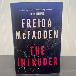 The Intruder Freida McFadden Hardcover Book Poisoned Pen Press Sprayed Edges new
